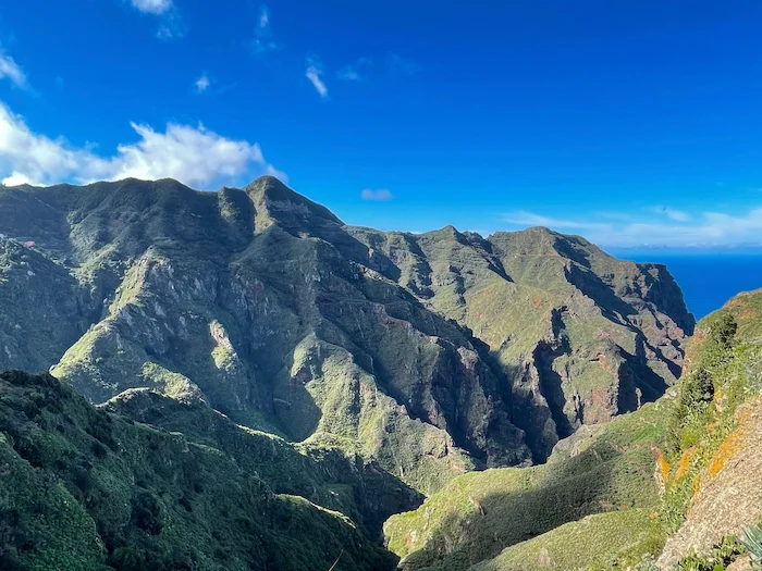 Wide ocean view from Roque de Taborno hike with steep cliffs