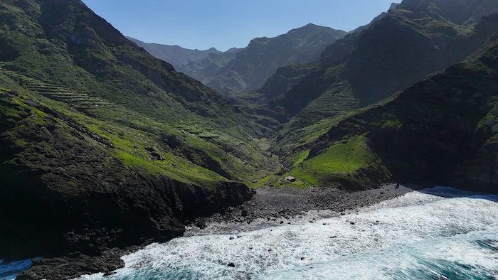 Playa Tamadite with steep mountains in the background