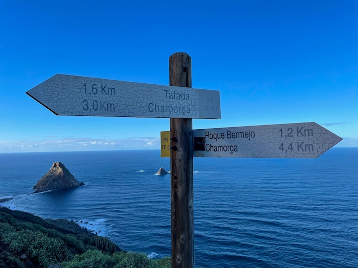 Hiking sign with trail directions near Roque Bermejo