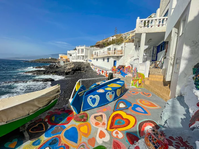 Colorful heart-painted walls in Bocacangrejo