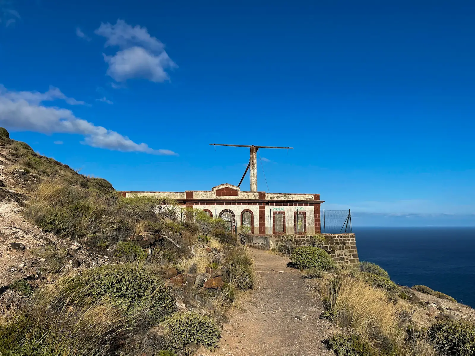 Path leading to the front of El Semáforo de Igueste abandoned building