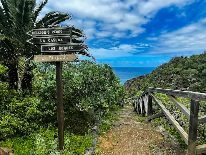 Trail sign on the Rambla de Castro hike pointing to Mirador San Pedro and La Gordejuela