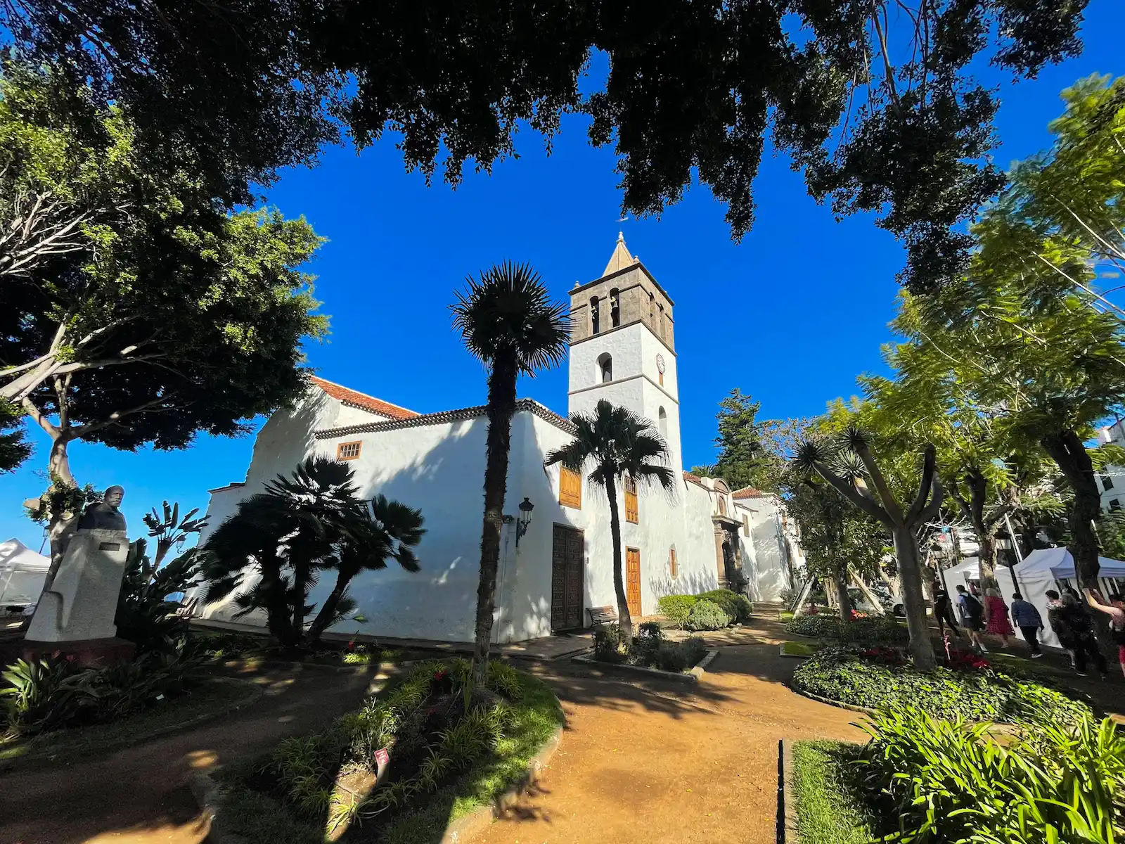 Iglesia de San Marcos with palm trees and volcanic garden